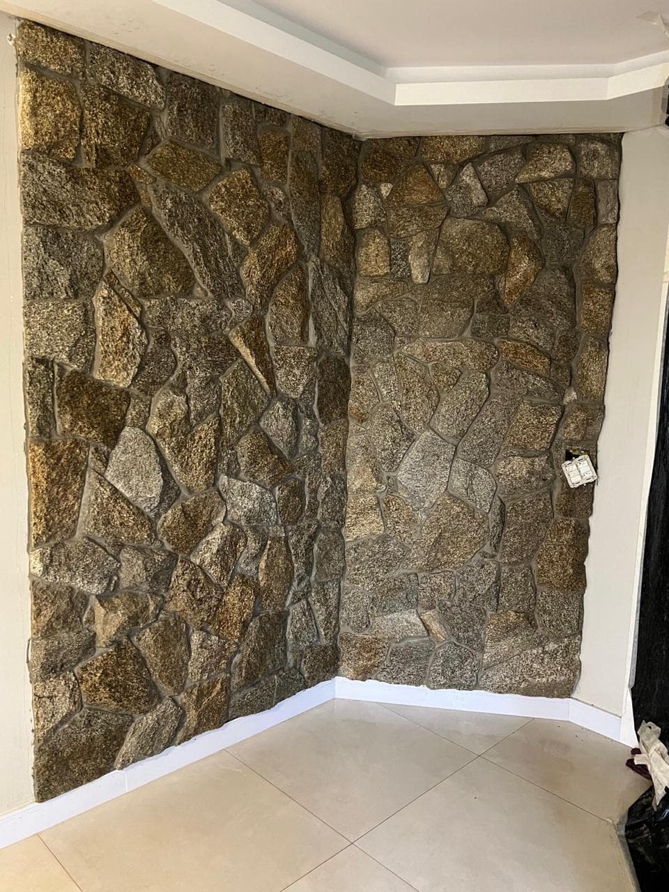 Canto interno revestido com pedra natural escura